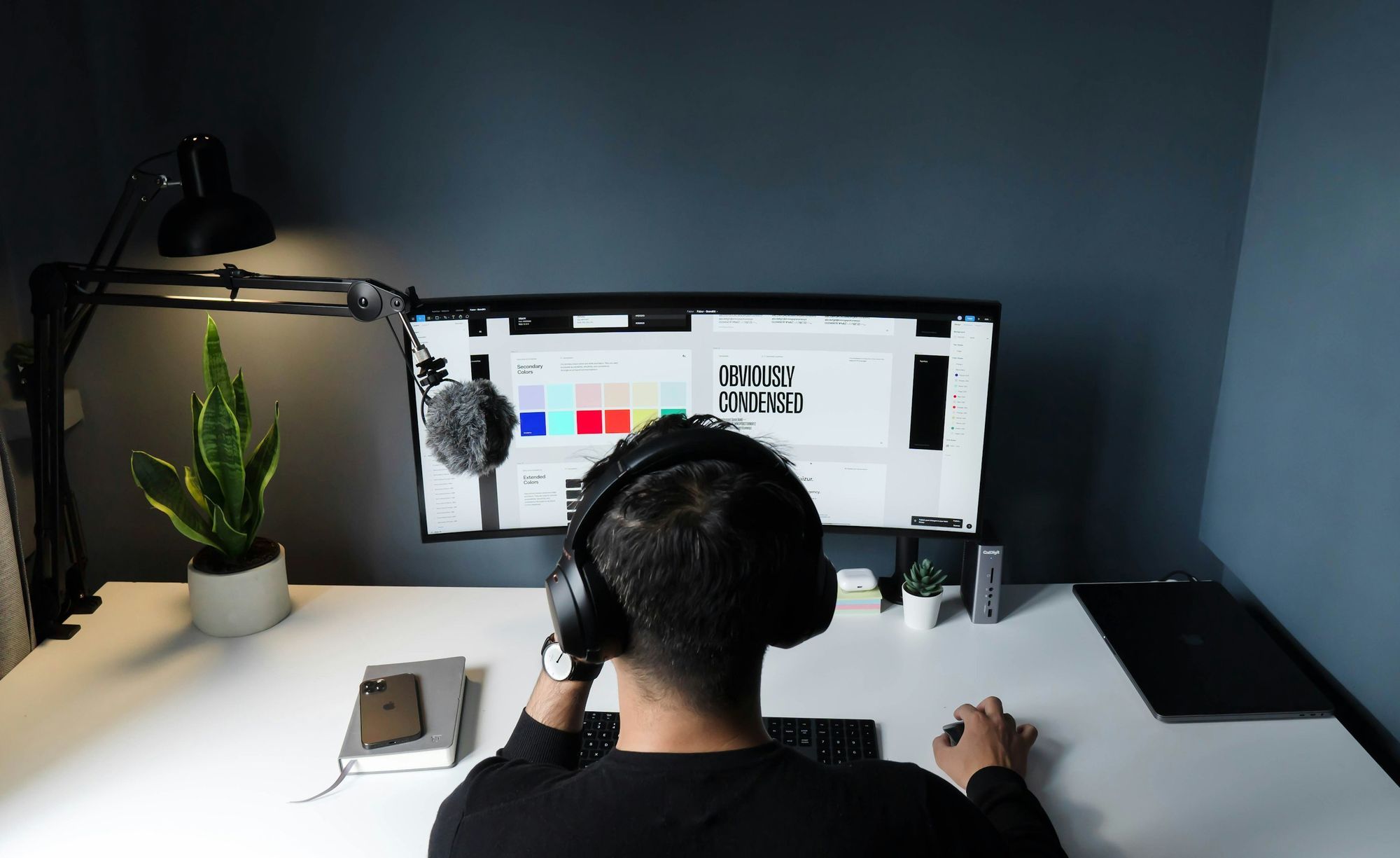 Webdesigner werkt aan het ontwerp van een website